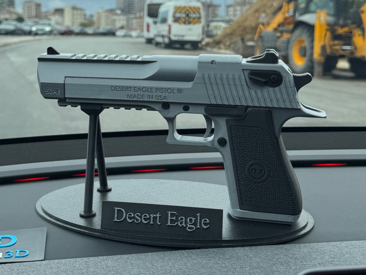 Desert Eagle replikası, standıyla
