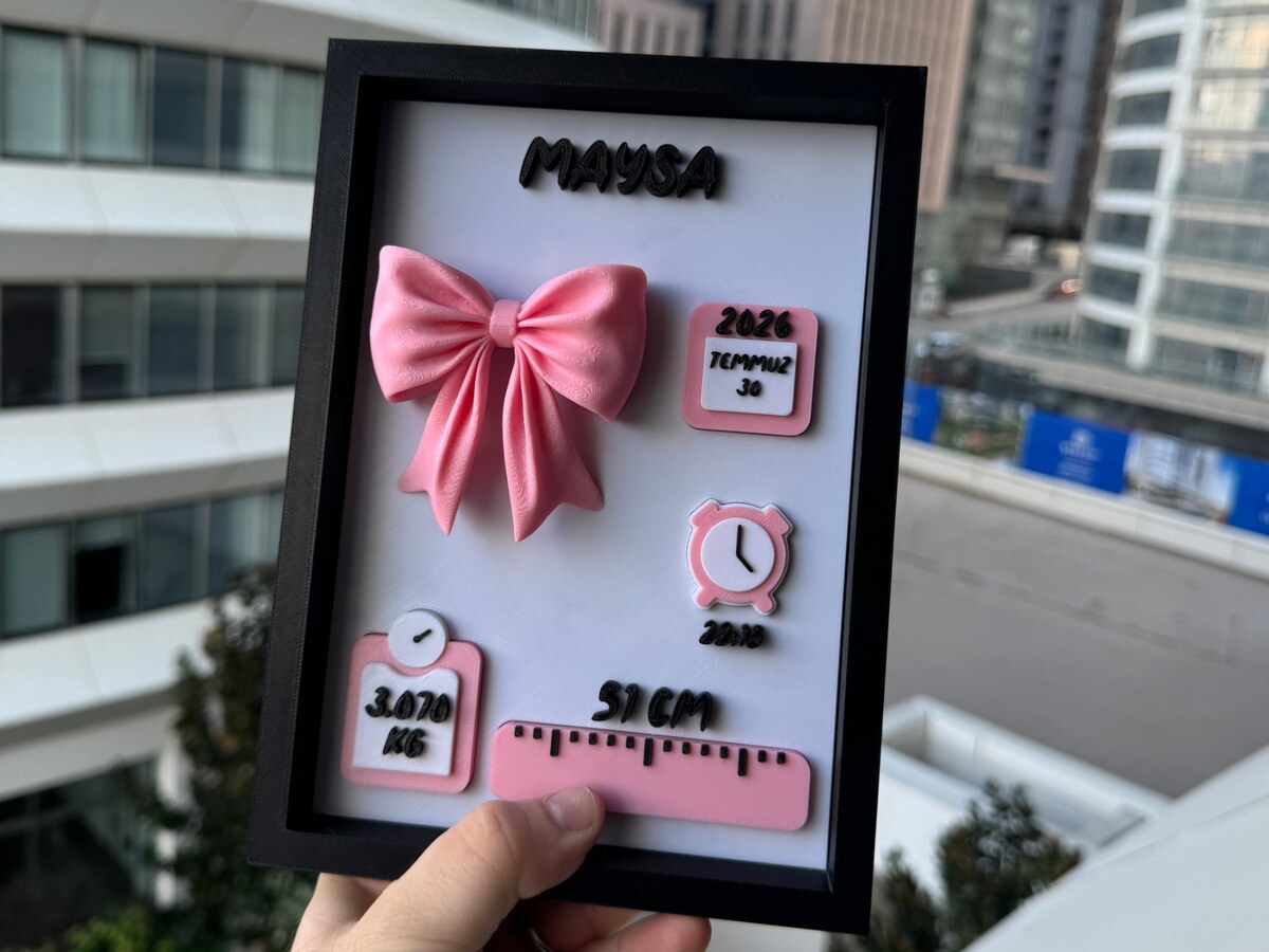 Yeni doğan bebek hatıra çerçevesi: pembe fiyonk, doğum tarihi, saat, kilo ve boy